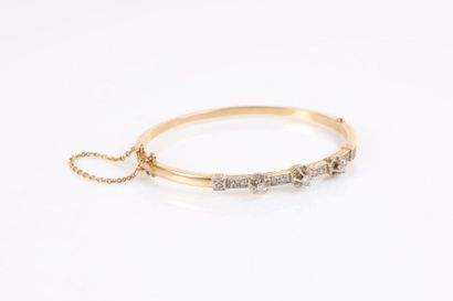 Bracelet rigide ouvrant en or de deux tons...