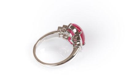Bague en or blanc centrée 4 griffes d'un...
