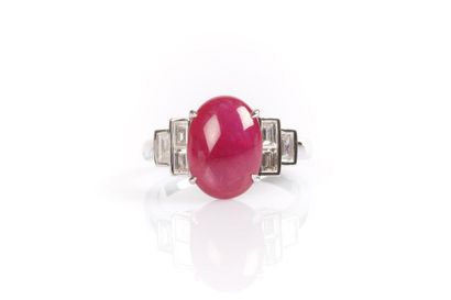 Bague en or blanc centrée 4 griffes d'un...