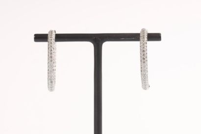 Paire de créoles en or gris pavés diamants....