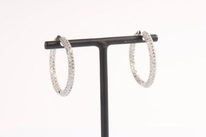 Paire de créoles en or gris pavés diamants....