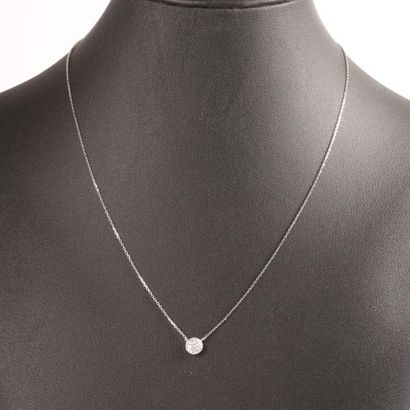 Collier en or gris maille forçat suportant...