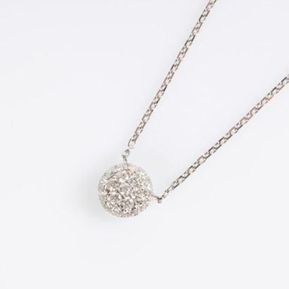 Collier en or gris maille forçat suportant...