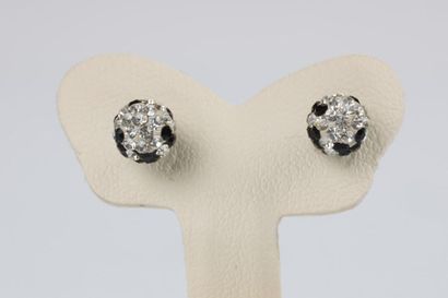 Paire de boucles d'oreilles en argent, motif...
