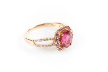 Bague en or de deux tons sertie d'une rubellite...