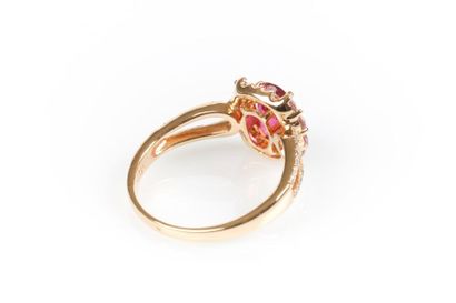 Bague en or de deux tons sertie d'une rubellite...