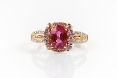 Bague en or de deux tons sertie d'une rubellite...