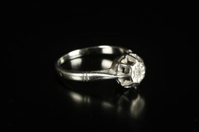 Bague solitaire en or gris sertie d'un petit...