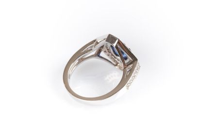 Bague en or blanc octogonale ornée en clos...