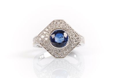 Bague en or blanc octogonale ornée en clos...