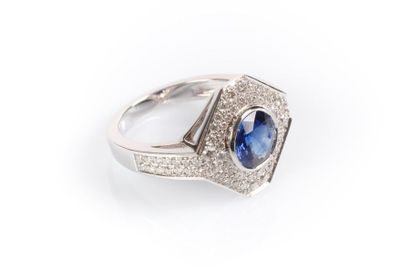 Bague en or blanc octogonale ornée en clos...
