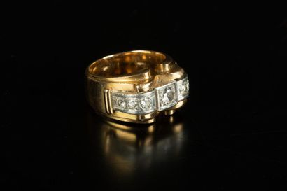 Bague tank en or et platine sertie de 7 diamants...