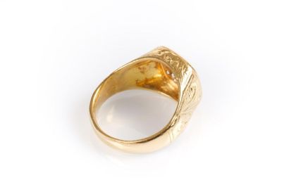Bague chevalière en or jaune, corps gravé,...