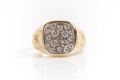 Bague chevalière en or jaune, corps gravé,...