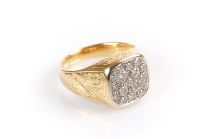 Bague chevalière en or jaune, corps gravé,...
