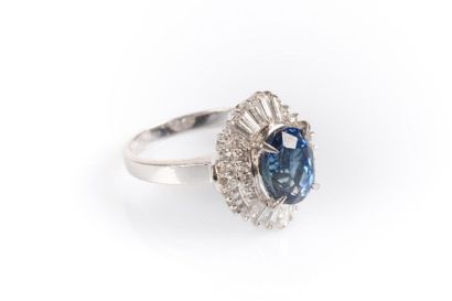 Bague jupe en platine sertie d'un saphir...