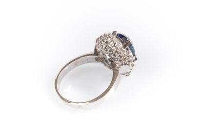Bague jupe en platine sertie d'un saphir...