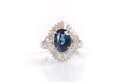 Bague jupe en platine sertie d'un saphir...