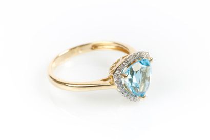 Bague en or sertie d'une topaze trillon pesant...