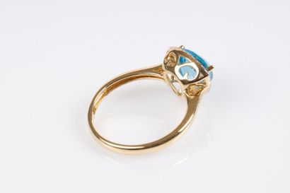 Bague en or sertie d'une topaze trillon pesant...