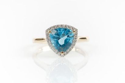Bague en or sertie d'une topaze trillon pesant...