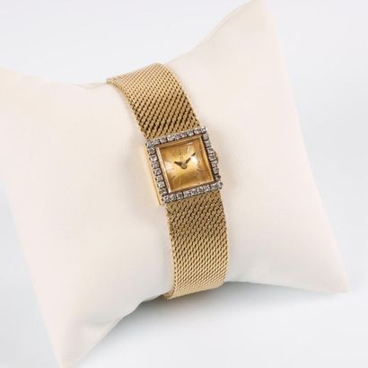 Bracelet-montre de dame en or gris, la lunette...