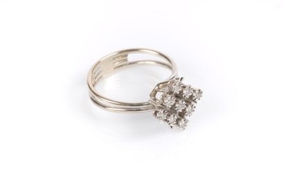 Bague géométrique en or gris sertie de 9...