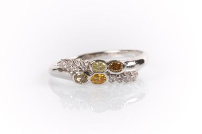Bague en or blanc sertie par 4 diamants de...