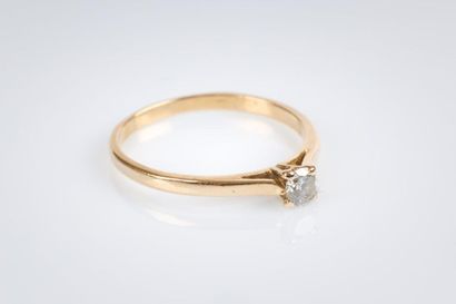 Solitaire en or 4 griffes sertie d'un diamant...