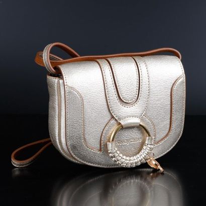 SEE BY CHLOE. Sac en cuir grainé argenté,...