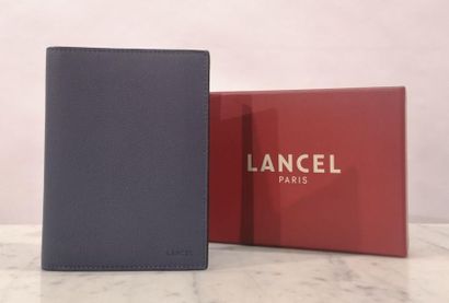 LANCEL. Porte cartes en cuir grainé bleu...