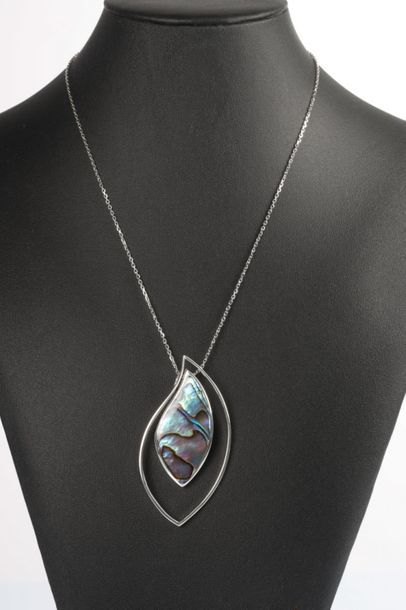 Pendentif en argent massif orné en son centre...