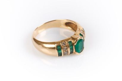 Bague en or sertie d'une émeraude ovale pesant...