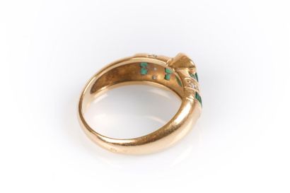 Bague en or sertie d'une émeraude ovale pesant...