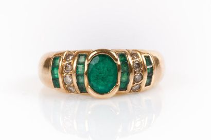 Bague en or sertie d'une émeraude ovale pesant...