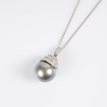 Pendentif en or blanc soutenant une perle...