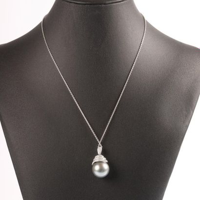Pendentif en or blanc soutenant une perle...