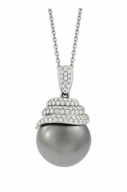 Pendentif en or blanc soutenant une perle...