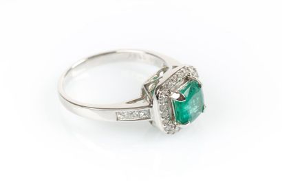 Bague en or gris sertie d'une émeraude taille...
