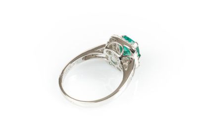 Bague en or gris sertie d'une émeraude taille...