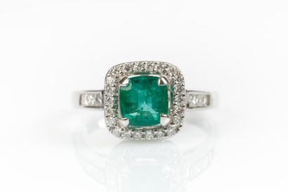 Bague en or gris sertie d'une émeraude taille...
