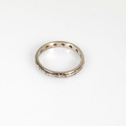 Alliance en or gris sertie de petites pierres...