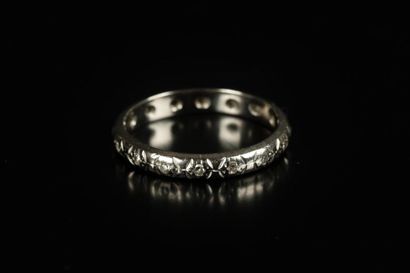 Alliance en or gris sertie de petites pierres...