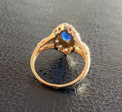 Bague en or sertie d'un saphir ovale dans...