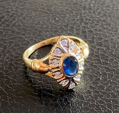 Bague en or sertie d'un saphir ovale dans...
