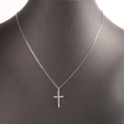 Croix en or gris sertie de 12 diamants ronds...