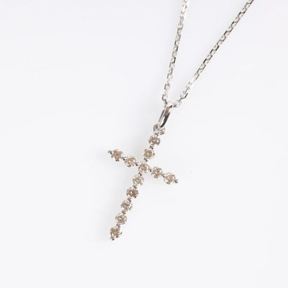 Croix en or gris sertie de 12 diamants ronds...