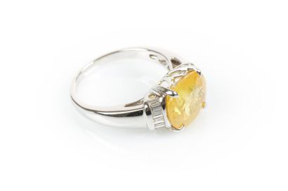 Bague en or gris sertie d'un saphir jaune...