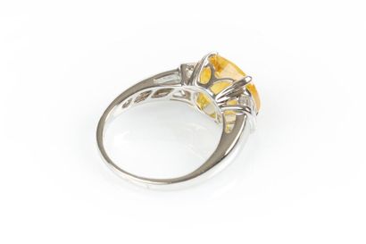 Bague en or gris sertie d'un saphir jaune...