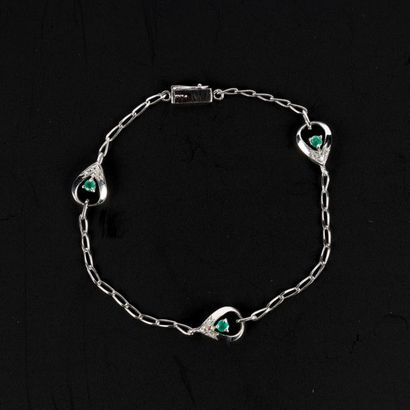 Bracelet chaînette en or gris, orné de trois...